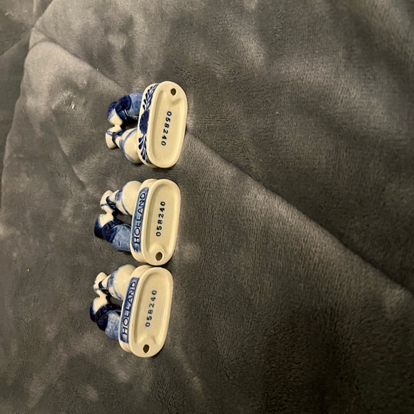 Collectible Vintage Delft Blue Holland Kissing Girl and Boy Figurine - Picture 4 of 4